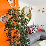 아파트 The Enchanted House