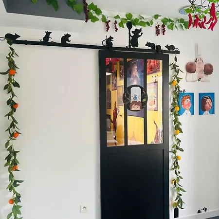 아파트 The Enchanted House *